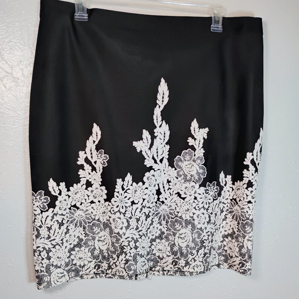 Avenue Plus Size 18/20 Black and WhiteTextured Floral Pencil Skirt - Like New
